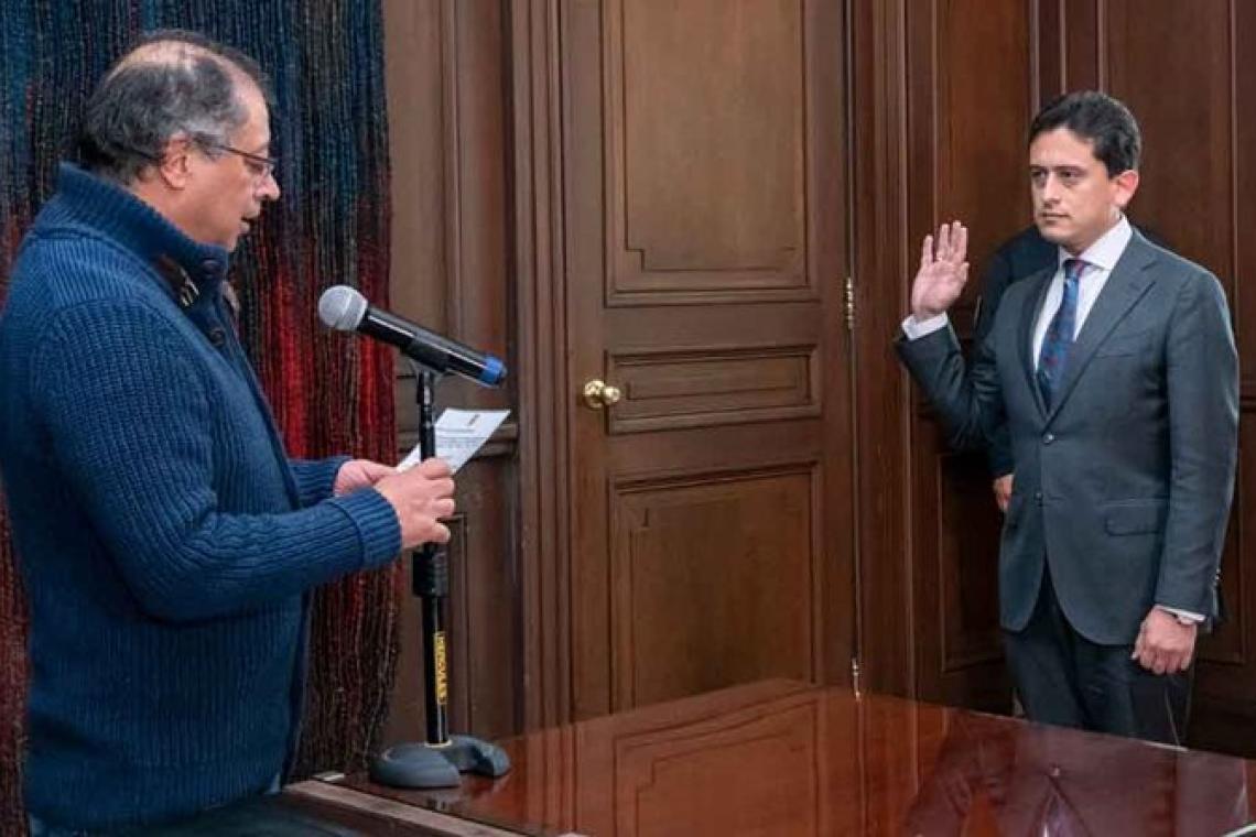 Pie de foto: ante el presidente Gustavo Petro, se posesionó como nuevo Ministro de Comercio, Industria y Turismo, Luis Carlos Reyes Hernández.